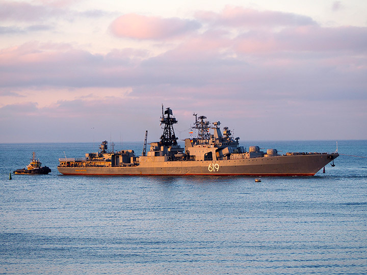 Буксировка большого противолодочного корабля "Североморск" Северного флота в бухту Севастополя