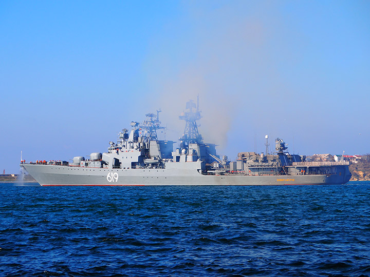 БПК "Североморск" на выходе из Севастопольской бухты