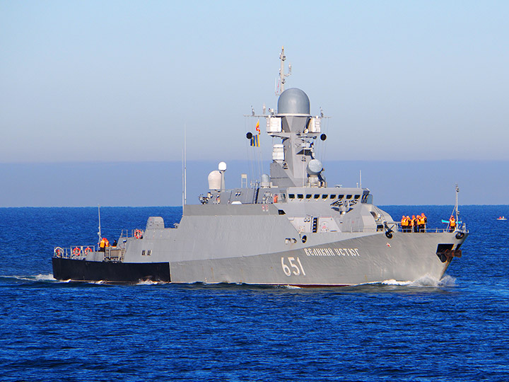 Малый ракетный корабль "Великий Устюг" Каспийской флотилии на подходе к Севастополю