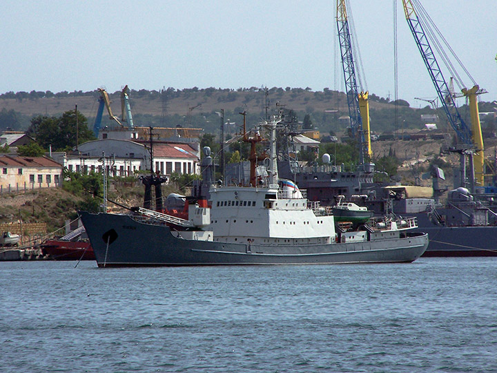 ГИСУ "Челекен" на бочках в Севастопольской бухте