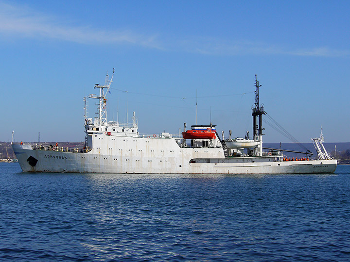 Гидрографическое судно "Донузлав" - вид на левый борт