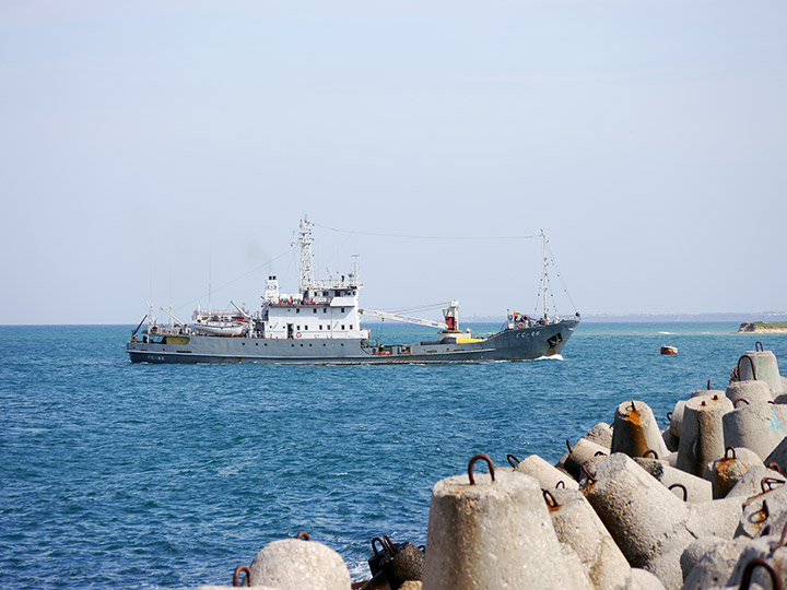 оГидрографическое судно "ГС-86" заходит в Севастопольскую бухту