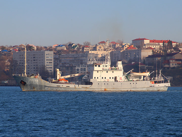 Гидрографическое судно ГС-86 ЧФ РФ на ходу в Севастопольской бухте