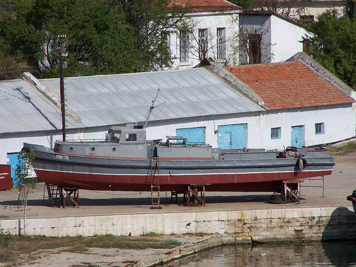Рейдовый барказ "РБК-76" на берегу