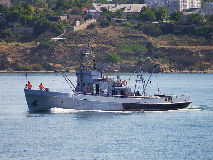Большой гидрографический катер "БГК-774" выходит из Севастопольской бухты