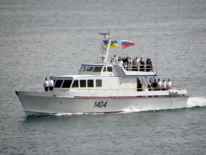 Катер связи "КСВ-1404" с президентами России и Украины на борту