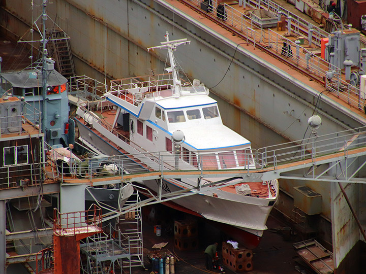 Катер связи "КСВ-1404" Черноморского флота в плавучем доке