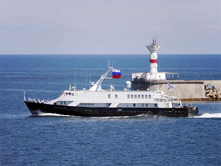 Катер связи "КСВ-2155" выходит из Севастопольской бухты