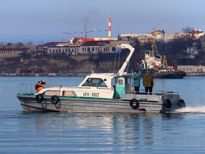 Малый гидрографический катер МГК-1002 на ходу в Севастопольской бухте