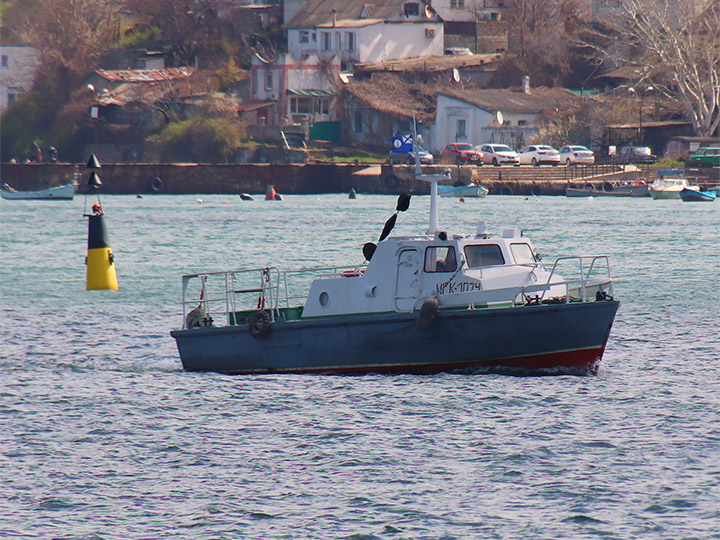 Малый гидрографический катер МГК-1074 на ходу в Севастопольской бухте