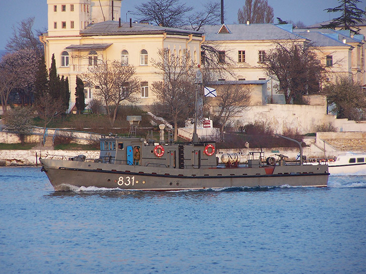 Катер "П-331" выходит из Южной бухты Севастополя