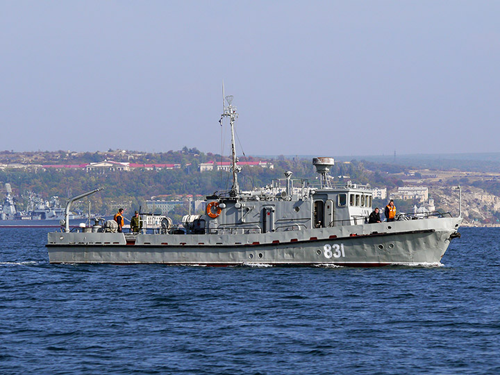 Противодиверсионный катер "П-331" заходит в б.Южная, Севастополь