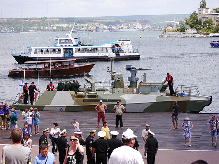 Катер "П-345" Черноморского флота у Графской пристани, Севастополь