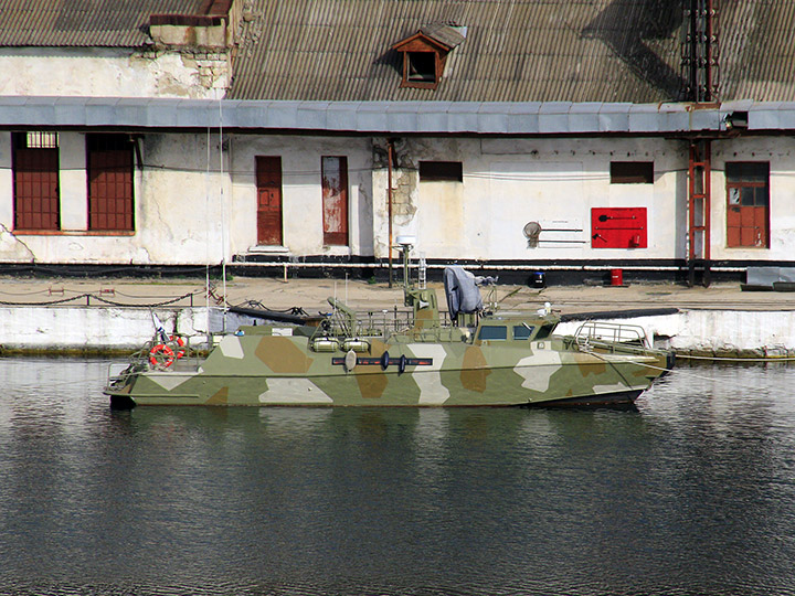Противодиверсионный катер "П-352" в Южной бухте Севастополя
