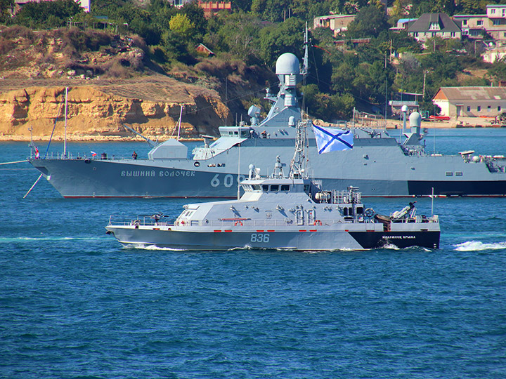 Противодиверсионный катер П-355 "Юнармеец Крыма" на ходу в Севастопольской бухте