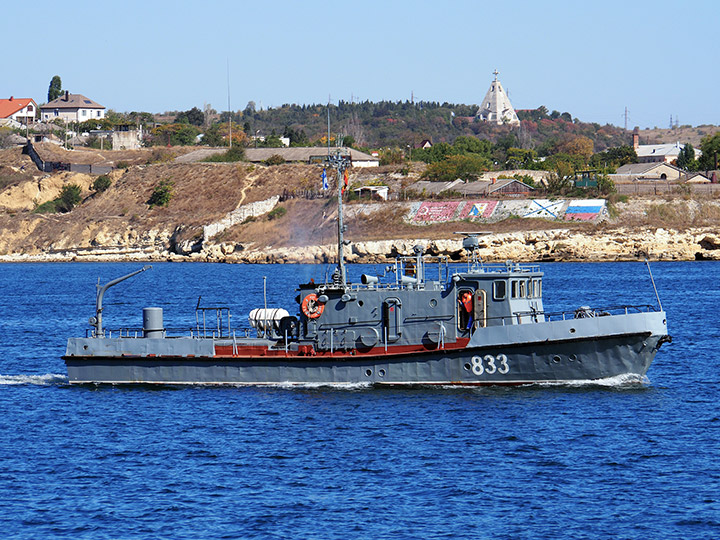 Противодиверсионный катер "П-407" на ходу в Севастопольской бухте