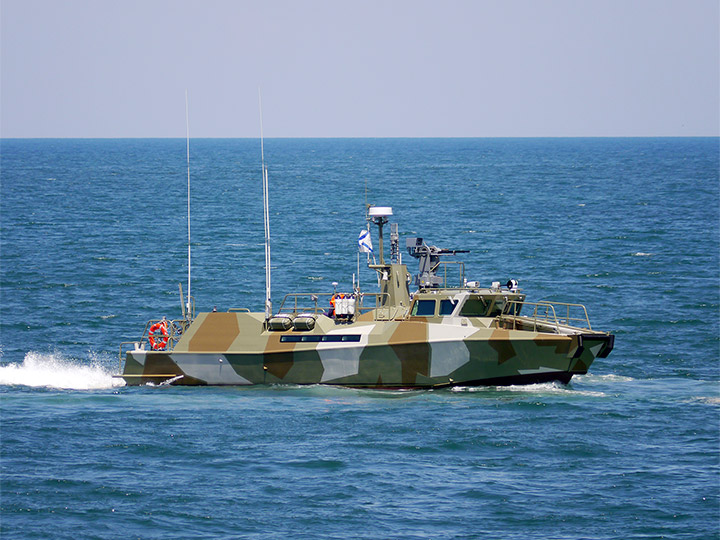 Противодиверсионный катер "П-413" в море
