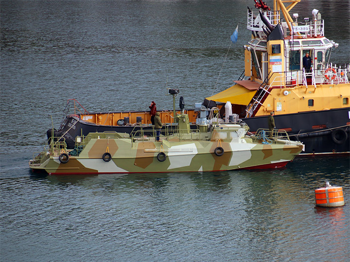 Буксировка противодиверсионного катера "П-413" типа "Раптор" после ремонта