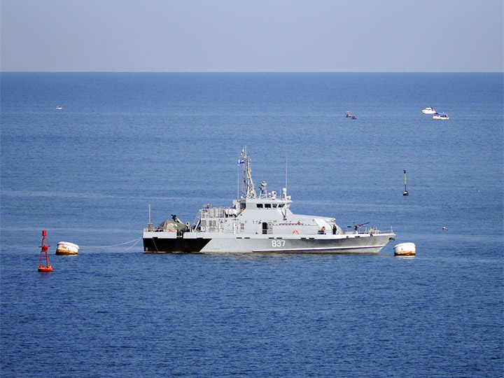Противодиверсионный катер "П-424" на входе в Севастопольскую бухту