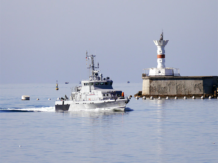 Противодиверсионный катер "П-424" заходит в Севастопольскую бухту