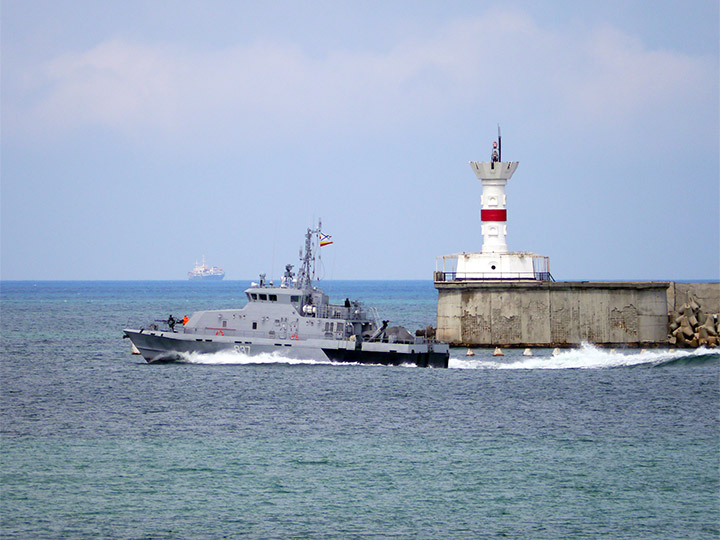 Противодиверсионный катер "П-424" проходит створный маяк, Севастополь