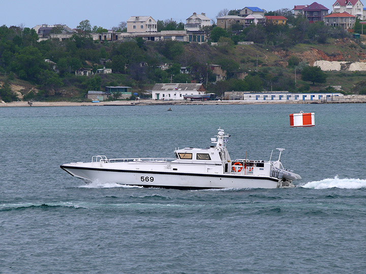 Противодиверсионный катер "П-834" на ходу в Севастопольской бухте