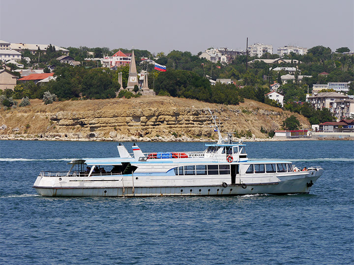 Пассажирский катер "ПСК-139" на фоне Северной стороны Севастополя