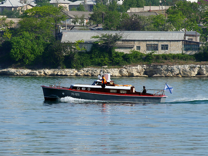 Рейдовый катер "РК-1078" в Севастопольской бухте