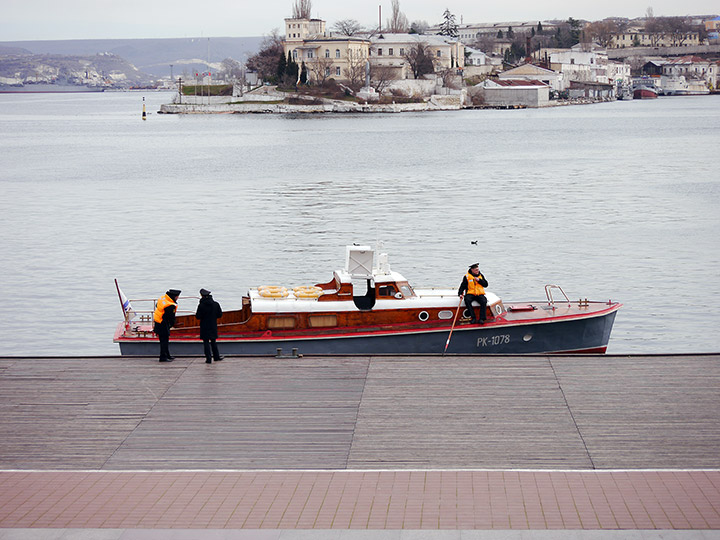 Рейдовый катер "РК-1078" у Графской пристани, Севастополь
