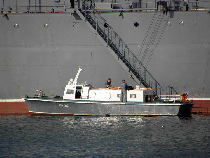 Рейдовый катер "РК-1210" у борта боевого корабля