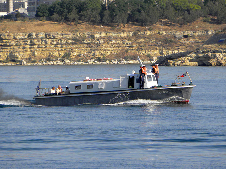 Рейдовый катер "РК-1210" в Севастопольской бухте