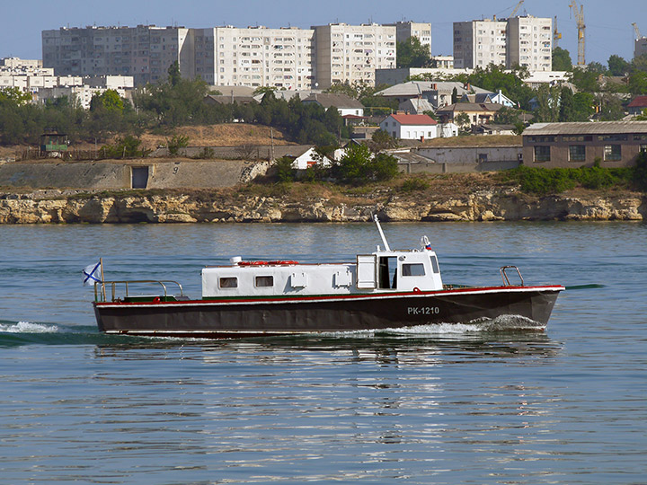 Рейдовый катер "РК-1210" проходит по бухте Севастополя