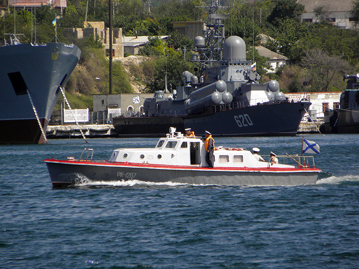Рейдовый катер "РК-1287" в Севастопольской бухте