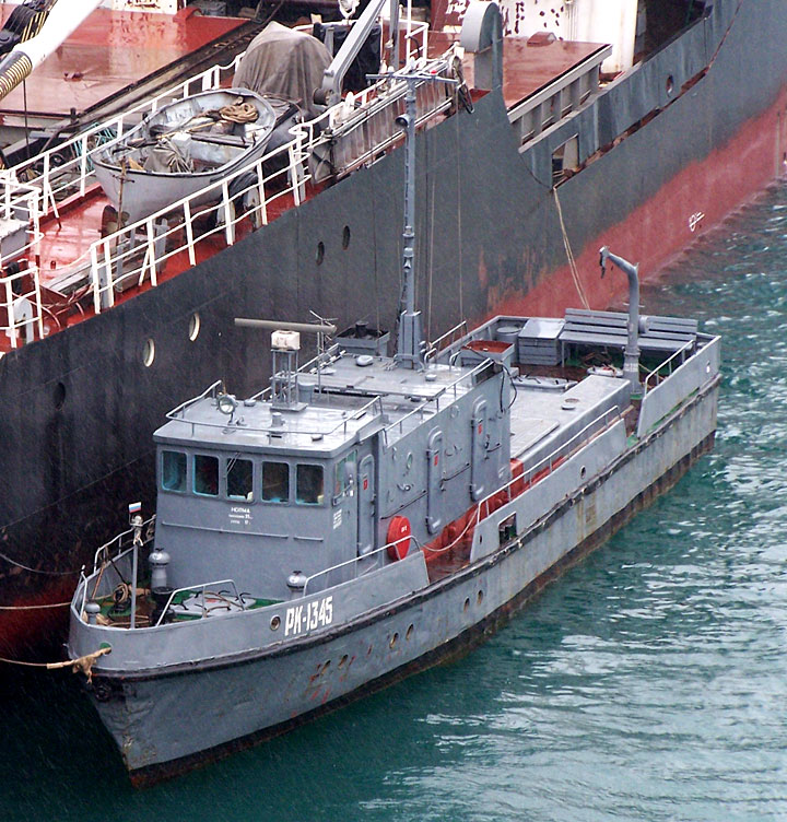 Рейдовый катер "РК-1345" Черноморского флота в Южной бухте Севастополя