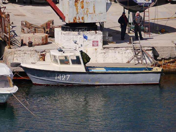 Рейдовый катер РК-1427 у причала яхт-клуба Черноморского флота