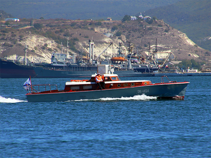 Рейдовый катер "РК-1494" в Севастопольской бухте