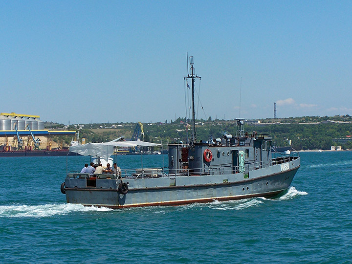Рейдовый катер "РК-1529" проходит по Севастопольской бухте