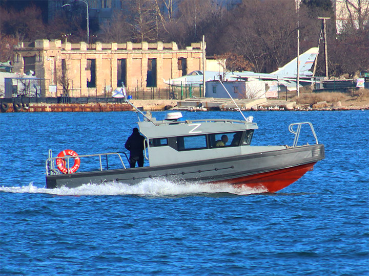 Рейдовый катер РК-162 ЧФ РФ на ходу в Севастопольской бухте