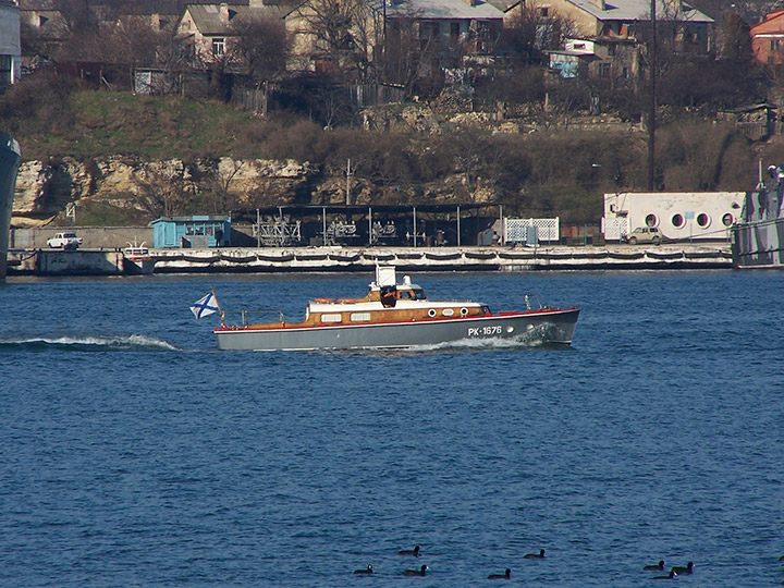 Рейдовый катер РК-1676 на ходу в Севастопольской бухте