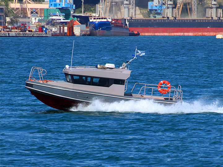 Рейдовый катер РК-179 на ходу в Севастопольской бухте