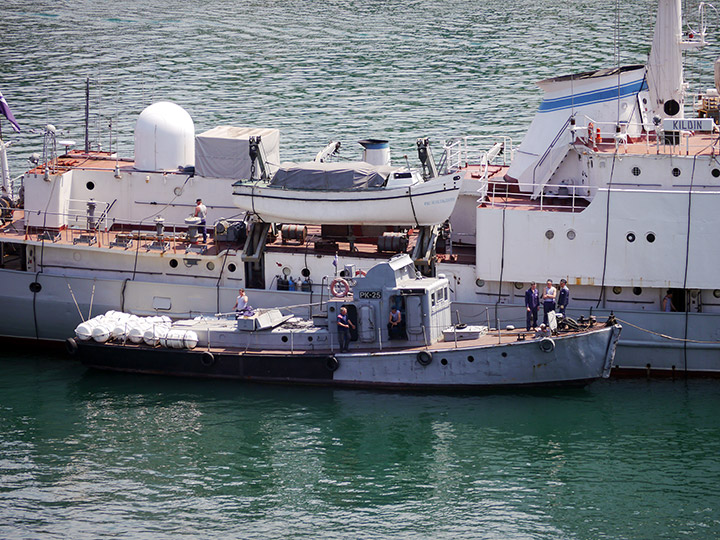 Рейдовый катер "РК-25" у борта разведывательного корабля "Кильдин"