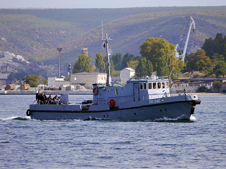 Рейдовый катер РК-340 Черноморского флота России на ходу