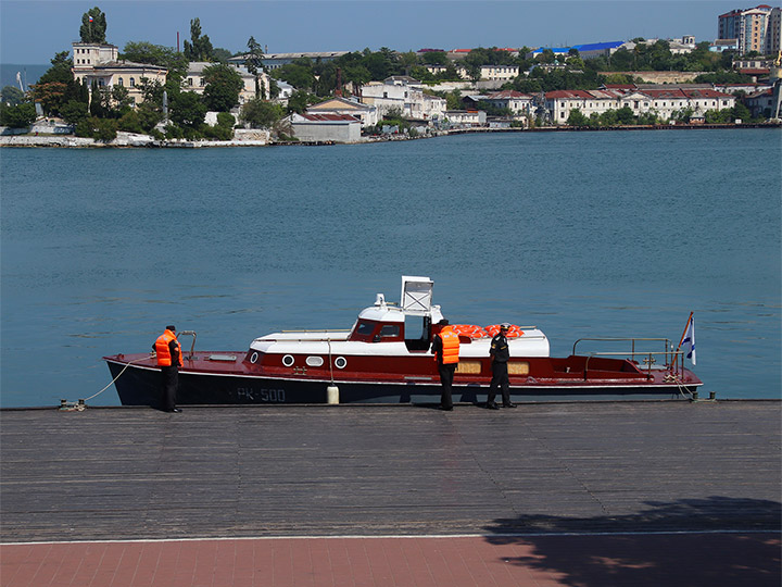 Рейдовый катер РК-500 у Графской пристани в Севастополе
