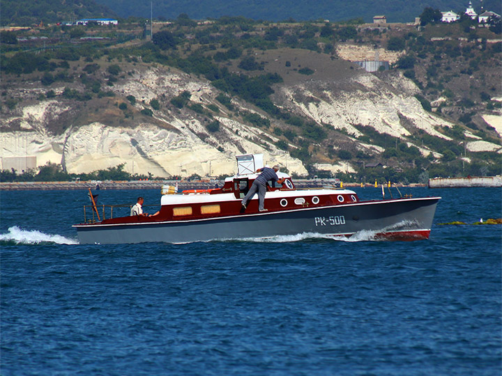 Рейдовый катер РК-500 проекта 371 на ходу в Севастопольской бухте