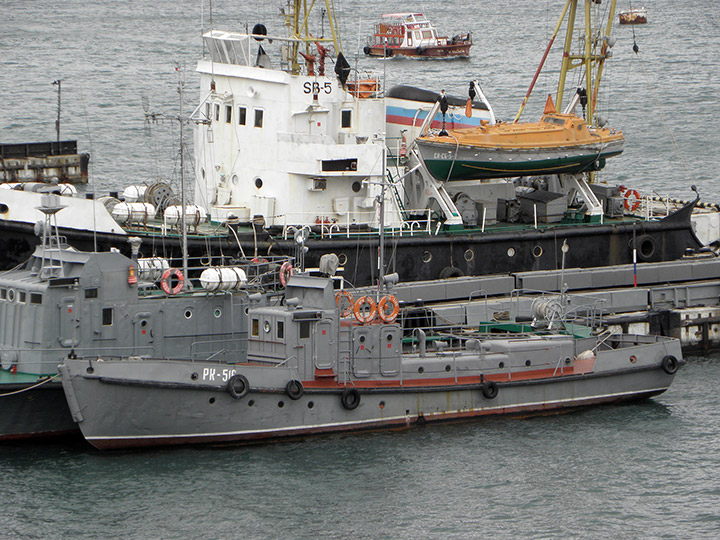 Рейдовый катер "РК-516" у причала Южной бухты Севастополя