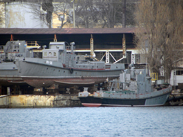 Рейдовый катер "РК-516" на киль-блоках в 91-м судоремонтном заводе, Севастополь