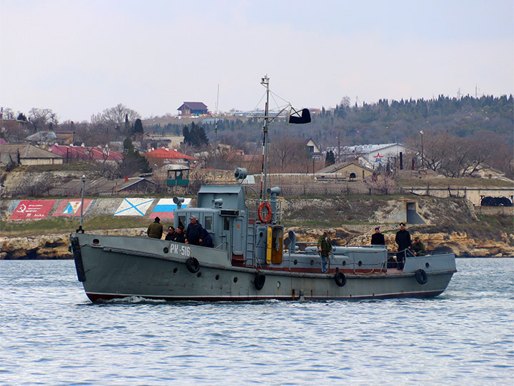 Рейдовый катер "РК-516" на ходу в Севастопольской бухте
