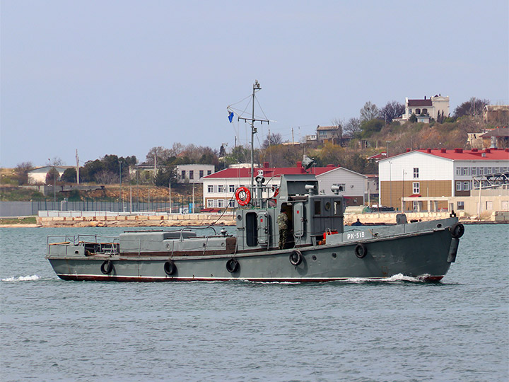 Рейдовый катер РК-518 ЧФ РФ на ходу в Севастопольской бухте