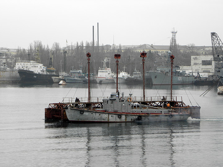 Рейдовый катер РК-621 буксирует малый корабельный щит