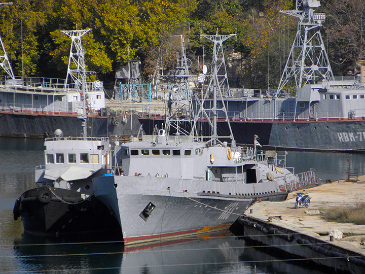 Катер-торпедолов ТЛ-1133 в Карантинной бухте Севастополя